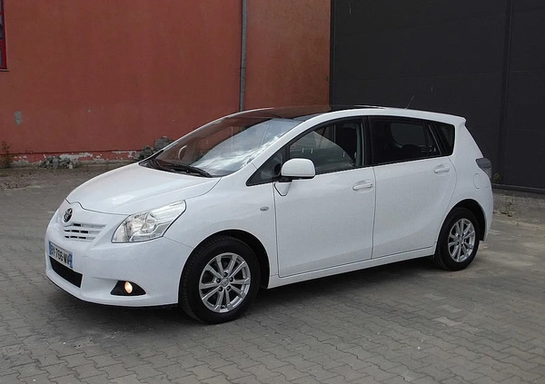 Toyota Verso cena 28900 przebieg: 235000, rok produkcji 2011 z Karczew małe 436